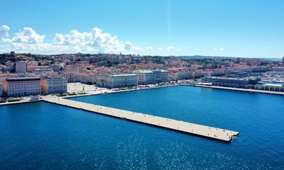 Trieste mare - vista aerea Molo Audace, molo dei Bersaglieri e panorama città  - obrazy, fototapety, plakaty