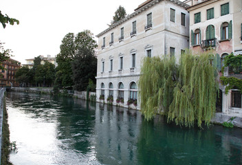 Fototapeta na wymiar Canale d'acqua a Treviso - strade della città