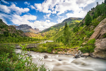 Fototapeta na wymiar Fluss in den Alpen