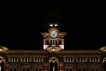 Orologio del Comune di Trieste illuminato di sera 
