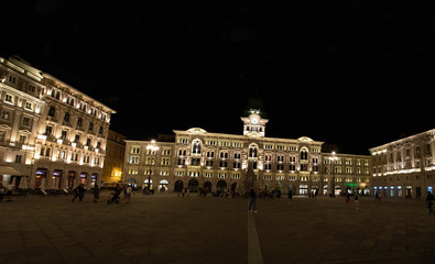 Fototapeta na wymiar Piazza Unità d'Italia di sera illuminata -Trieste