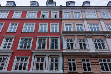 Fototapeta na wymiar Edificio con fachadas de colores