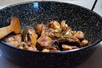 Pollo al boracho con almendras