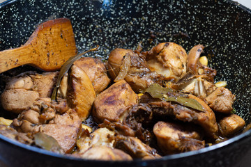 Pollo al boracho con almendras