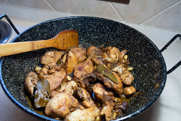 Pollo al boracho con almendras