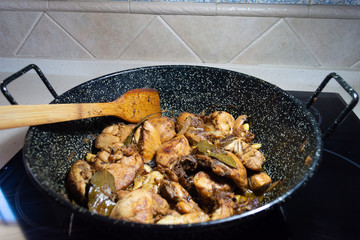 Pollo al boracho con almendras