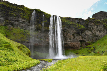 Der Seljalandsfoss Wasserfall auf Island