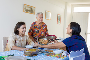 Almoço feliz comemorativo em família 