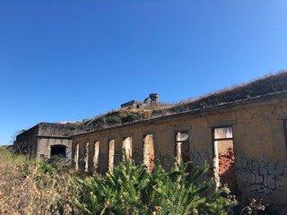 Fototapeta na wymiar Ruines du Forte da Raposeira dans les hauteurs de la ville de Trafaria, Portugal