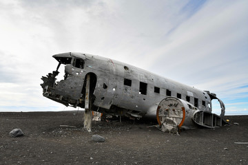 Flugzeugwrack an der Küste Islands