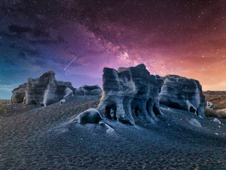 Paisaje lunar en noche estrellada. Lanzarote, islas Canarias. España.
