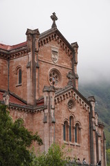Una iglesia en medio del monte