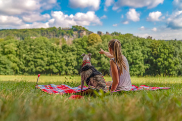 ein junges Mädchen macht mit Ihrem Hund ein Picknick in der säschsichen Schweiz bei Rathen auf...