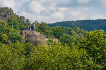 Fototapeta na wymiar Burg Altrathen, gelegen auf einem Hügel im Dorf Rathen in der säsischen Schweiz , Sachsen, Deutschland