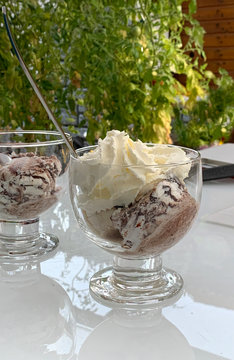 Gemischtes Eis mit Schlagsahne in einem Becher,  Ingolstadt, Bayern, Deutschland, Europa