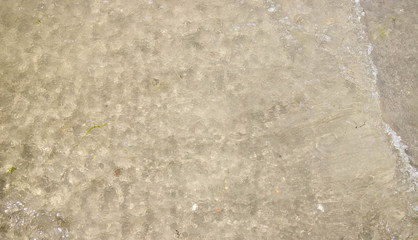 Obraz premium Close up shot of a wave rolling on the shore