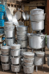 Utensilios metálicos de cocina en una tienda en Tanji, Gambia