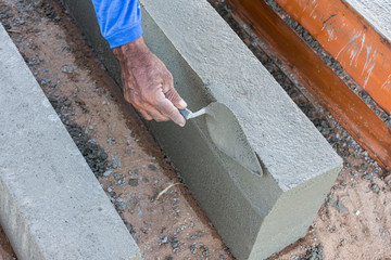Execução de bloco de cimento artesanal