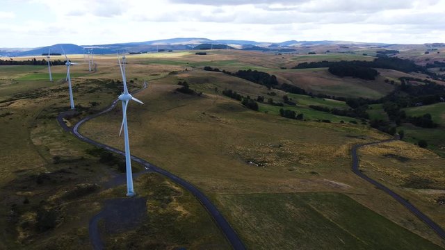 Vue a&eacute;rienne panoramique &eacute;olienne et parc &eacute;olien pour production &eacute;lectricit&eacute; verte &eacute;cologique en France