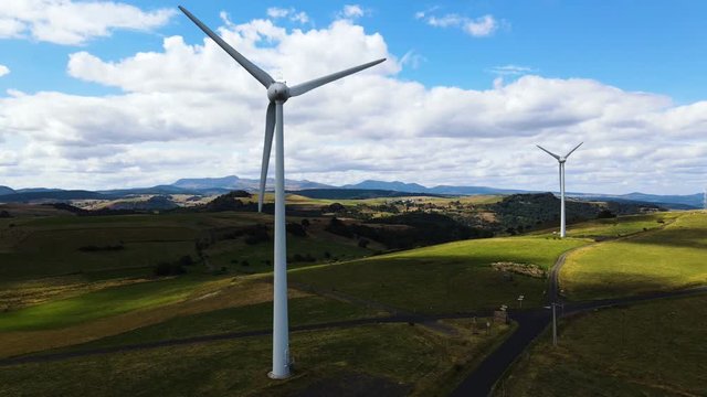 Vue a&eacute;rienne drone turbine &eacute;olienne production &eacute;lectricit&eacute; verte &eacute;cologique dans un paysage nature avec des champs vert et ciel bleu