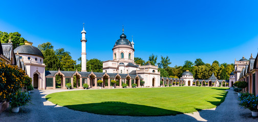 Fototapeta na wymiar Moschee im Schwetzinger Schlossgarten Panorama