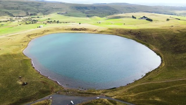 Vue a&eacute;rienne lac d'en haut la Godivelle dans le parc du C&eacute;zallier en France. Lac de montagne nature pr&eacute;serv&eacute;e au milieu d'un magnifique paysage