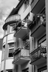Alte Balkons mit Blumenkästen im Sommer an einem Altbau im Norden von Frankfurt am Main in Hessen