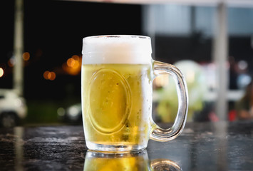 Caneca de chopp sob uma bancada