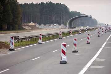 budowa autostrady w tle widać budowę wiaduktu nad drogą - obrazy, fototapety, plakaty