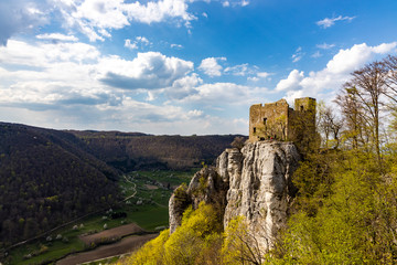 Fototapeta na wymiar Reußenstein mit Kletterfelsen, Landschaft
