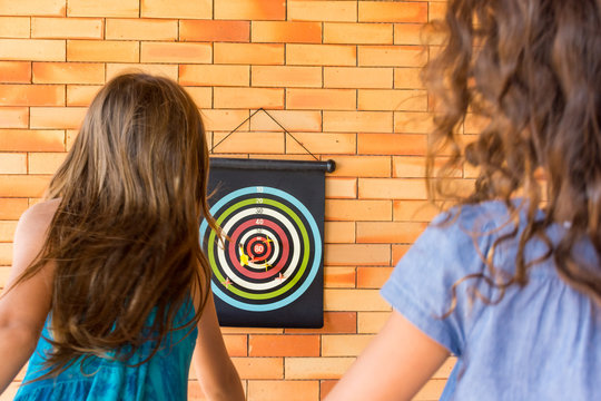 Crian&ccedil;a brincando de jogar dardo 