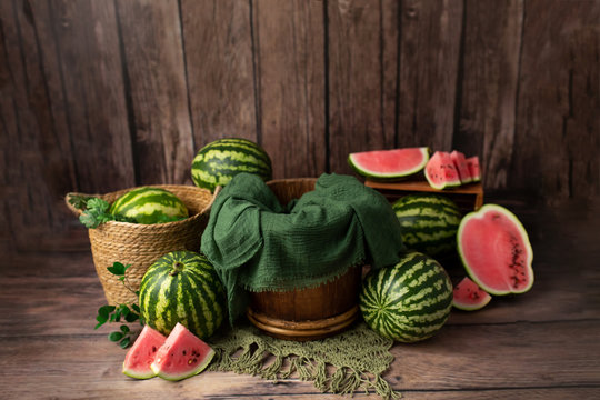 the basket for the photo shoot is decorated with watermelons. basket for newborn photo sessions. background decor of a photo zone with watermelons. red watermelon