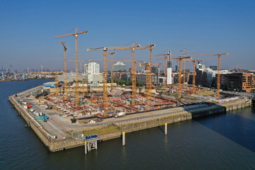 Obraz premium Hamburg Hafencity Mega-Baustelle mit Baukränen und Elbphilharmonie im Hintergrund