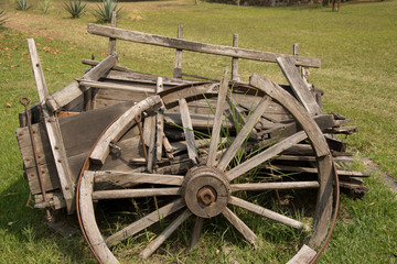 Fototapeta na wymiar Old and destroyed wooden wagon