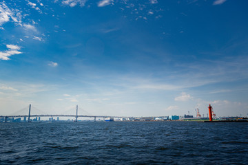 海上から見る夏の横浜湾