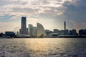 海上から見る夕刻のみなとみらい