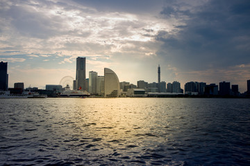海上から見る夕刻のみなとみらい
