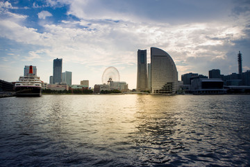 海上から見る夕刻のみなとみらい