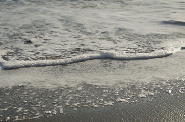 海　波　波打ち際　泡　素材
