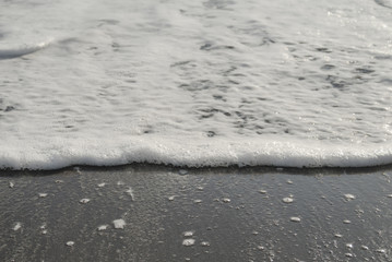 海　波　波打ち際　泡　素材