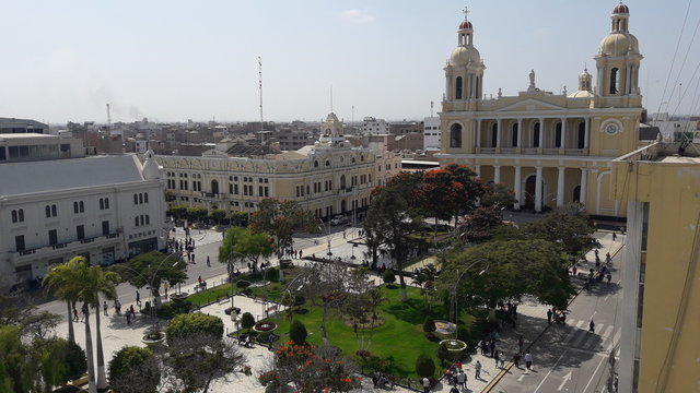 Toma a&eacute;rea parque principal de la ciudad de Chiclayo - Per&uacute;