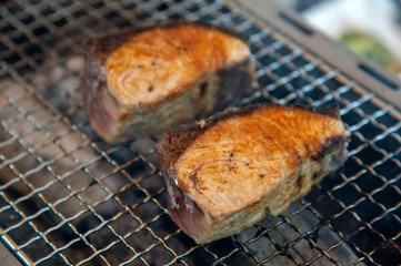 BBQの炭火で焼く天然ブリの切り身