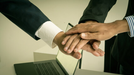 Many young businessmen are joining hands and agreeing to do business together.