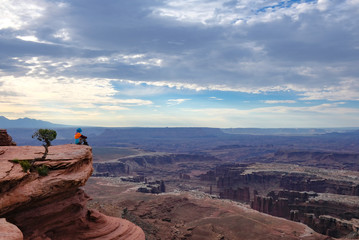 Naklejka premium キャニオンランズ国立公園で佇む女性