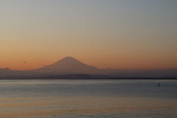 Naklejka na ściany i meble 江ノ島海岸から見る夕日と富士山