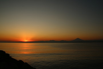 Fototapeta premium 江ノ島海岸から見る夕日と富士山