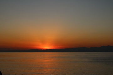 Fototapeta na wymiar 江ノ島海岸から見る伊豆半島に沈む太陽 