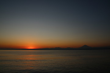 江ノ島海岸から見る夕日と富士山