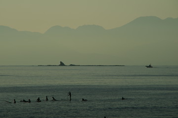 鵠沼海岸から見る茅ケ崎の烏帽子岩