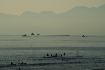 鵠沼海岸から見る茅ケ崎の烏帽子岩